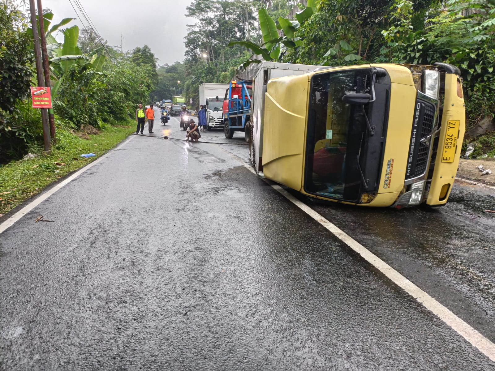 Truk Bermuatan Sosis Terguling di Bayeman Karangreja