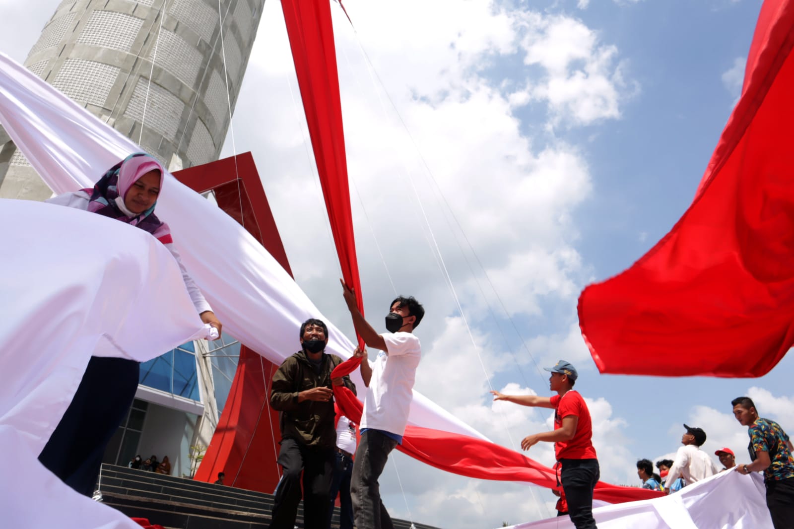 Hembusan Angin Kencang, Kain Merah Putih Sepanjang 45 Meter Gagal Berkibar Sempurna di Menara Teratai