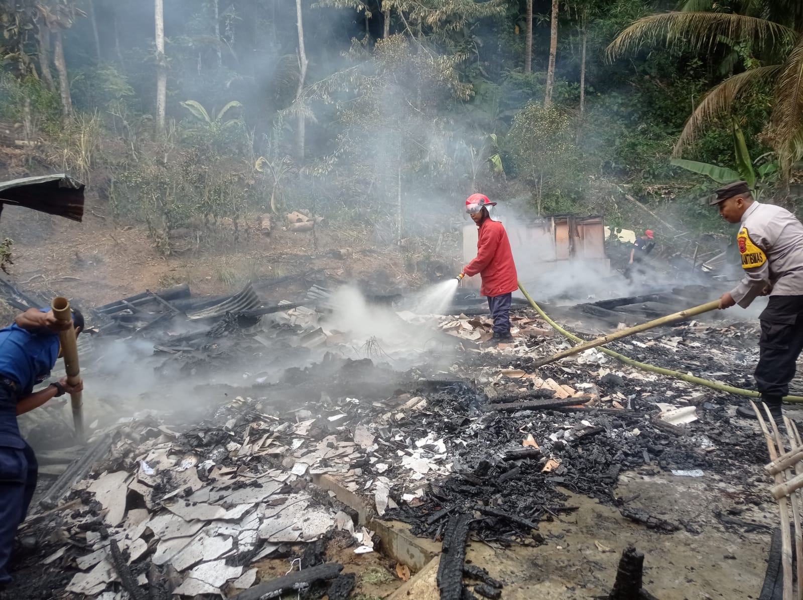 Korsleting Listrik, Dua Rumah Semi Permanen Ludes Terbakar di Kalisalak Kebasen Banyumas