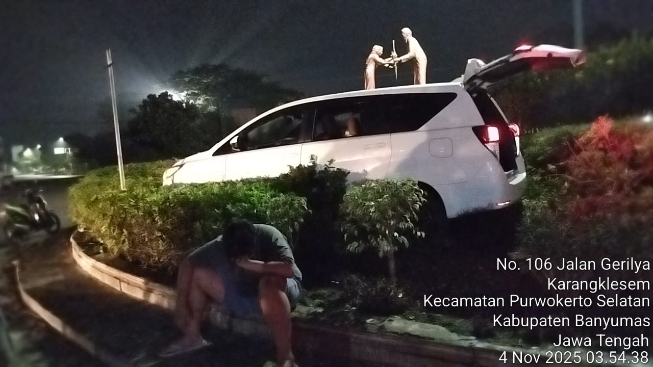 Innova Tabrak Taman Bundaran Andhang, Diduga Pengemudi Mabuk dan Mengantuk