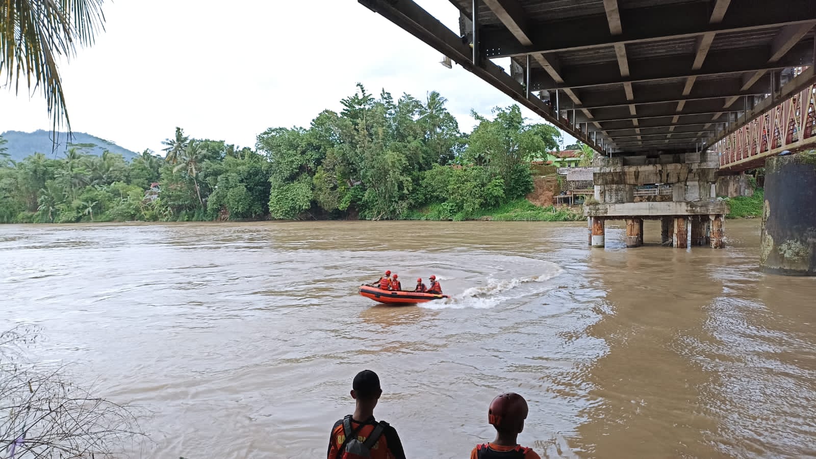 Loncat Dari Atas Jembatan Merah, Tim SAR Gabungan Masih Melakukan Pencarian Sukirno di Sungai Serayu