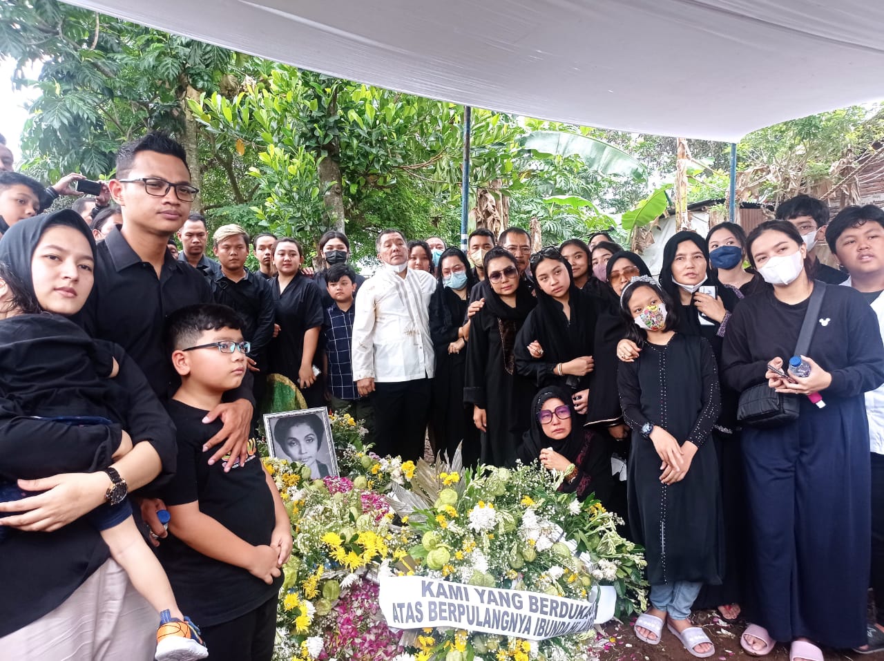 Pemakaman Ibunda Mayangsari, Keluarga :  Meninggalkan 8 Anak, 20 Cucu dan 9 Cicit
