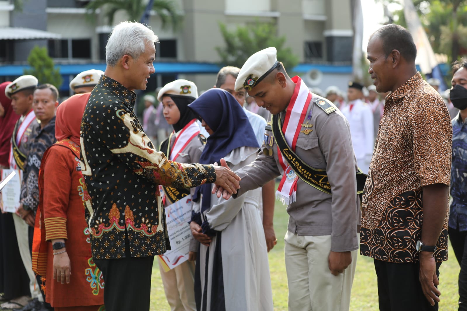 Seorang Penjaga Makam Bangga Anaknya Jadi Lulusan Terbaik SMKN Jateng, Bisa Kuliah di UI