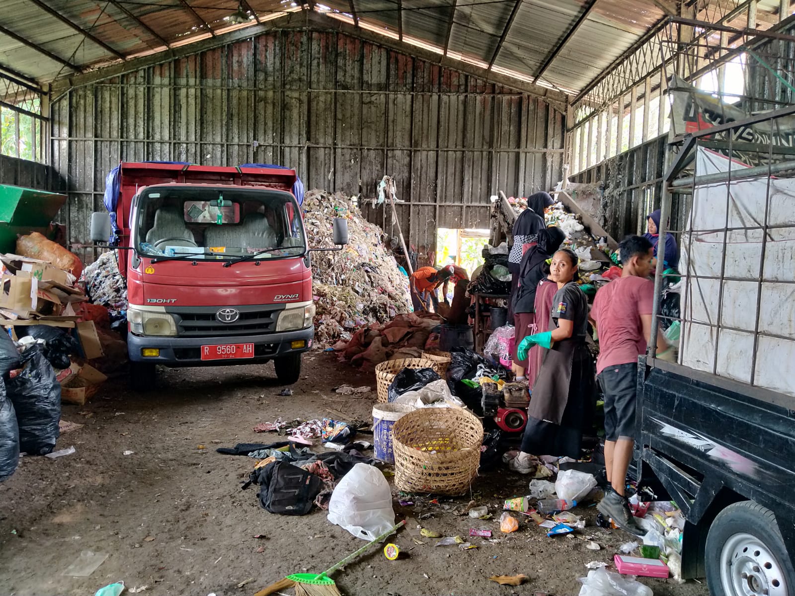 Volume Sampah Dua Ton Per Hari, Hanggar Sampah Desa Pasir Kulon, Kecamatan Karanglewas, Dibantu Mesin Gibrik