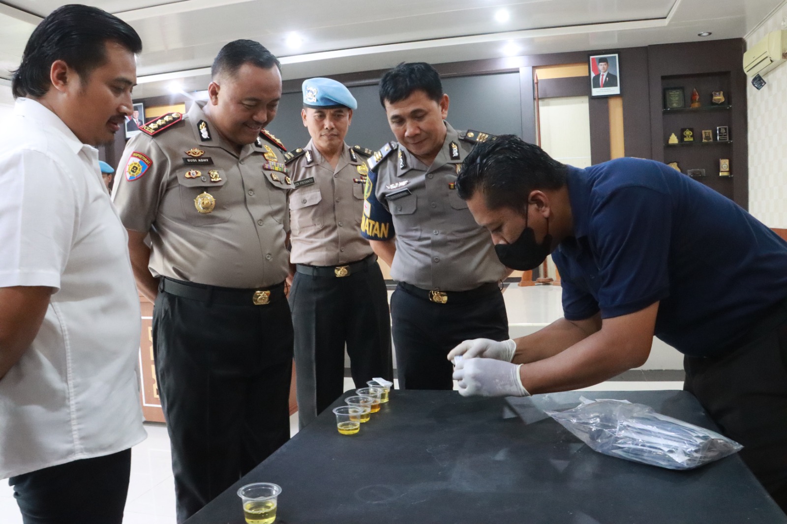 Anggota Polresta Cilacap Tes Urine Mendadak, Ini Hasilnya