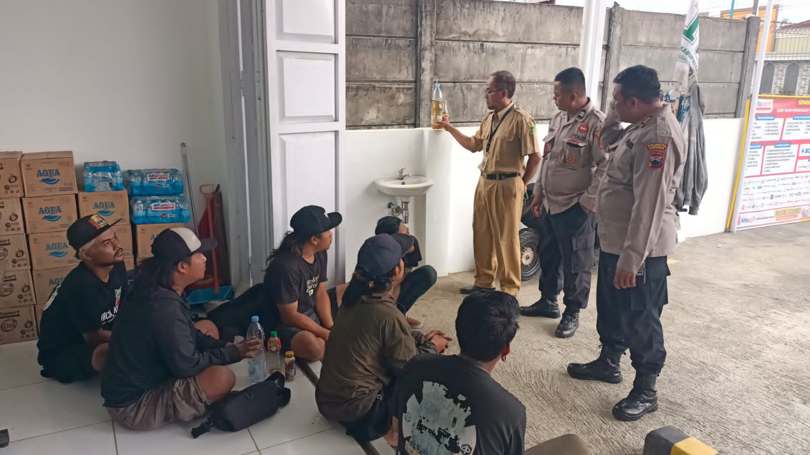 Konsumsi Miras di Tempat Umum, Sejumlah Pemuda Ditertibkan Polsek Wangon