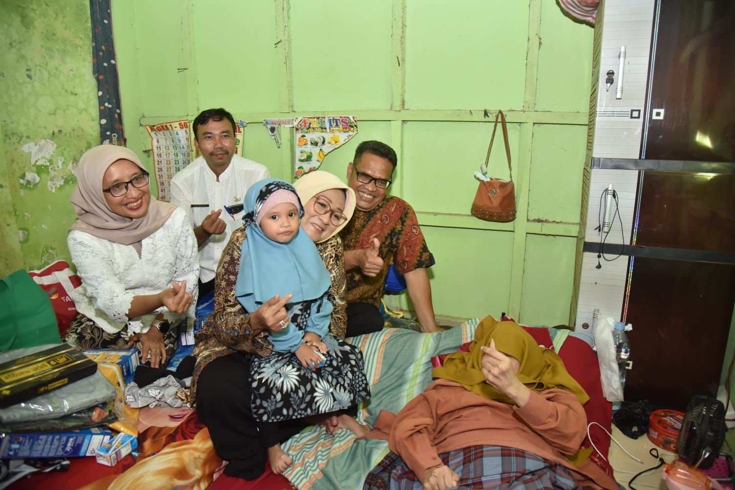 Bupati Kebumen Hj Lilis Nuryani saat mengunjungi rumah Suratmin (55), warga Kecamatan Alian, Jumat (16/5).