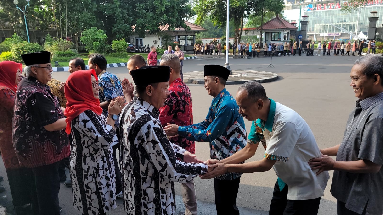 Hari Pertama ASN Berangkat, Wabup Apresiasi ASN Disiplin Masuk Tepat Waktu