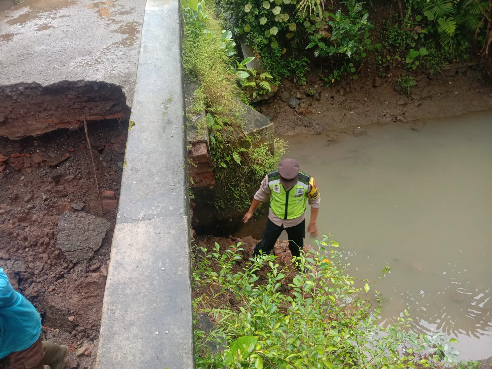 Jembatan Desa Pekuncen Kecamatan Sempor Ambles, Akses Warga Terhambat