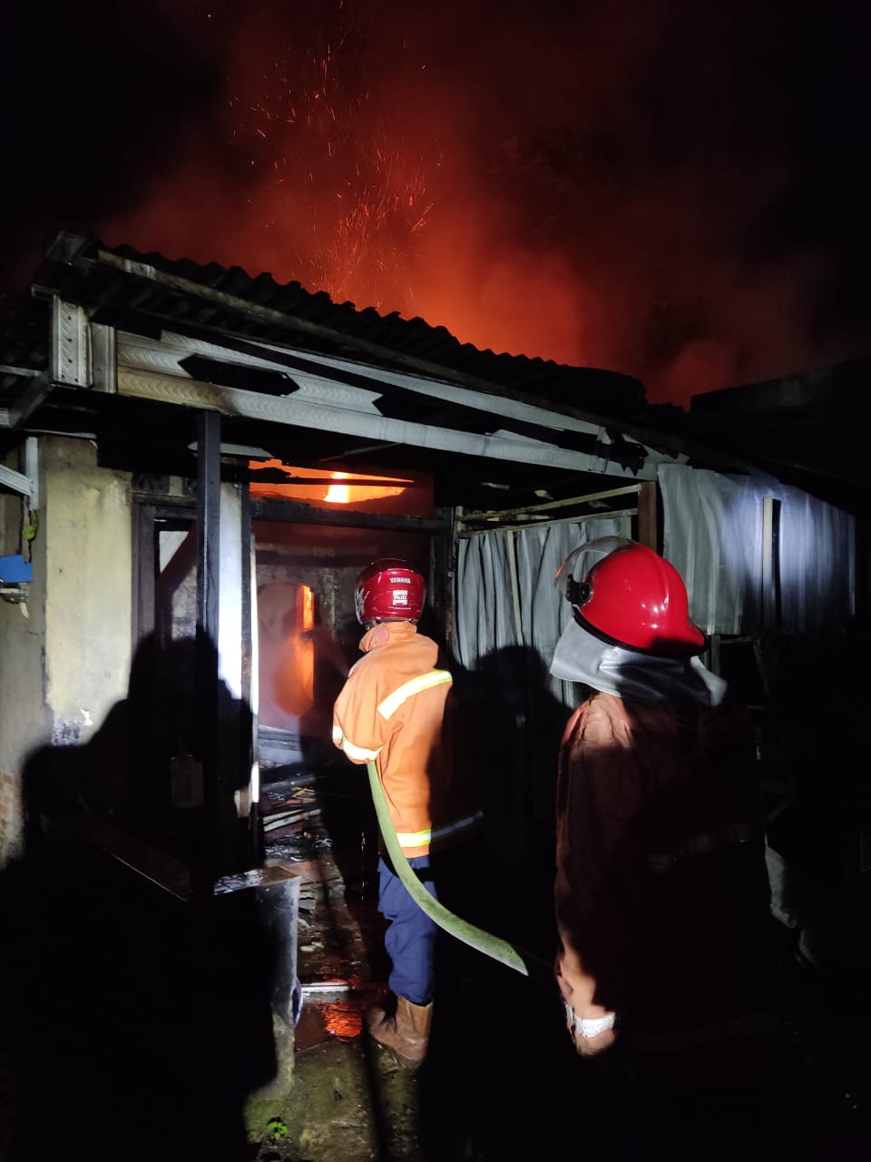 Berawal Dari Korsleting Motor,  Rumah Karisem Di Tambaksari Kidul Kembaran Ludes Terbakar