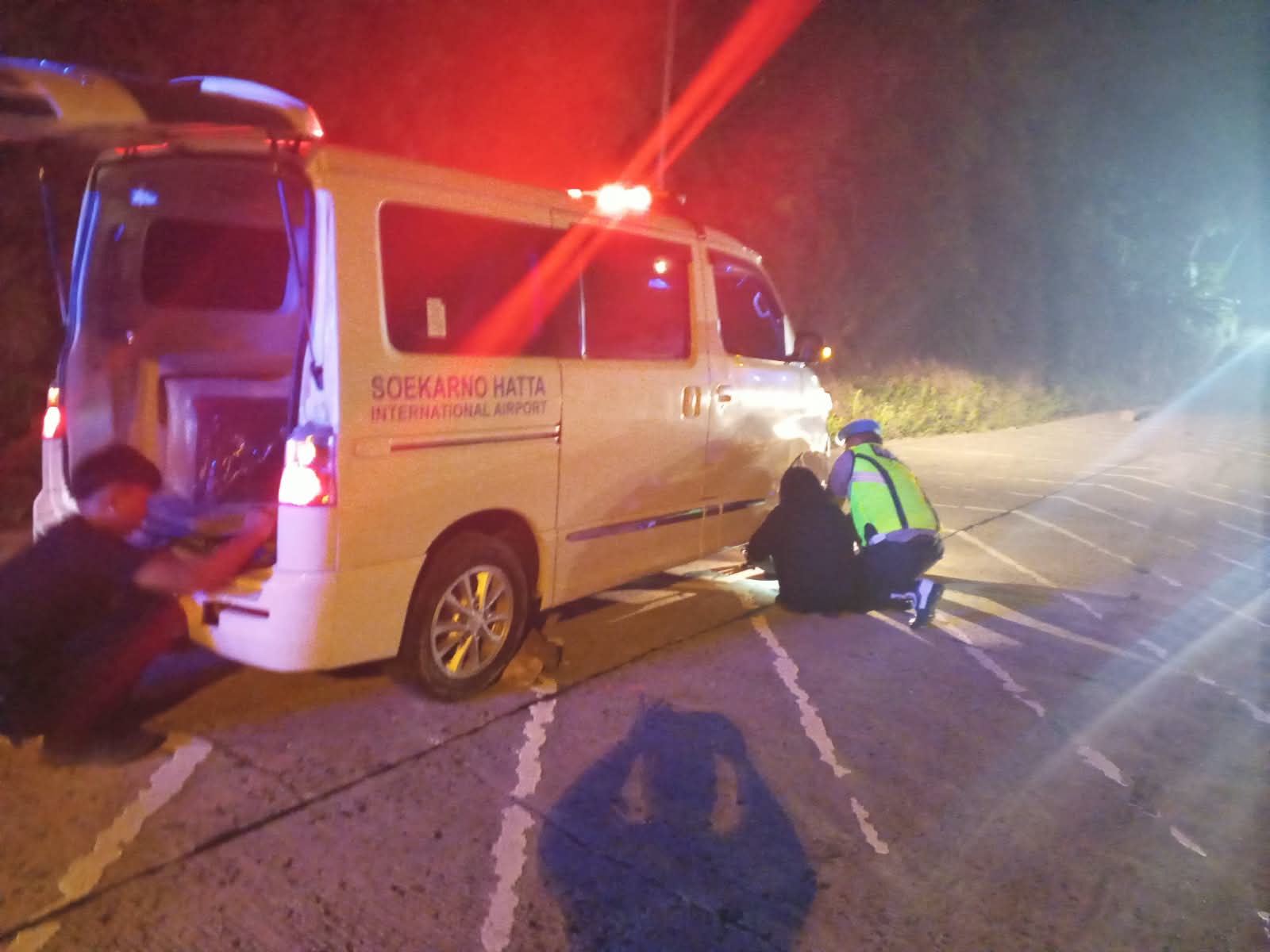 Tak Kenal Jalur, Ambulans Bawa Jenazah Masuk Parit dan Tabrak Batu di Bayeman