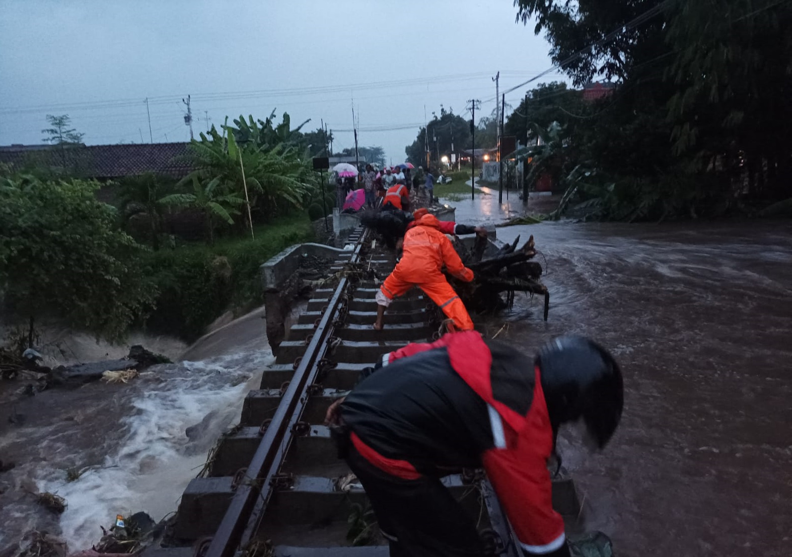 Imbas Rel Kereta Terendam, Skenario Oper Stapen Kembali Dilakukan