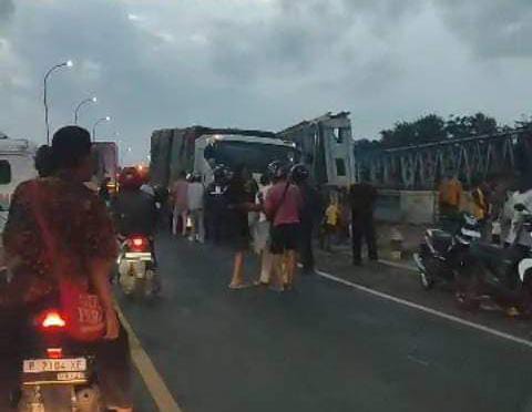 Gagal Nyalip di Jembatan Tajum Margasana, Pemotor Meninggal Terlindas Truk Tronton