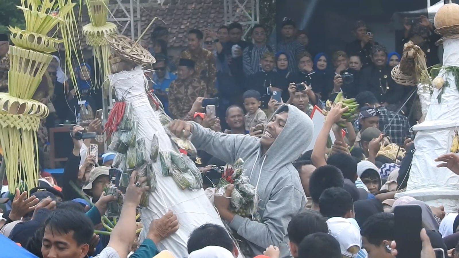 Meriah! Kirab Budaya Banjarnegara Usung 5 Gunungan Penuh Makna