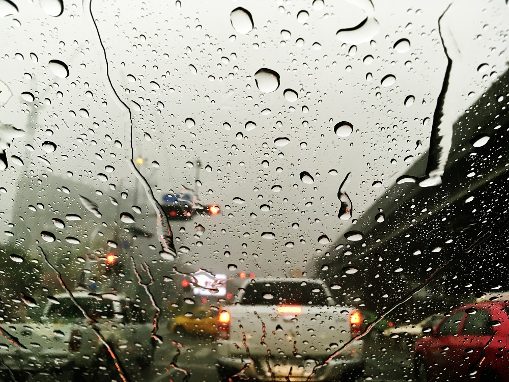 Berkendara Saat Hujan, Ini Tips Hindari 'Aquaplaning' 