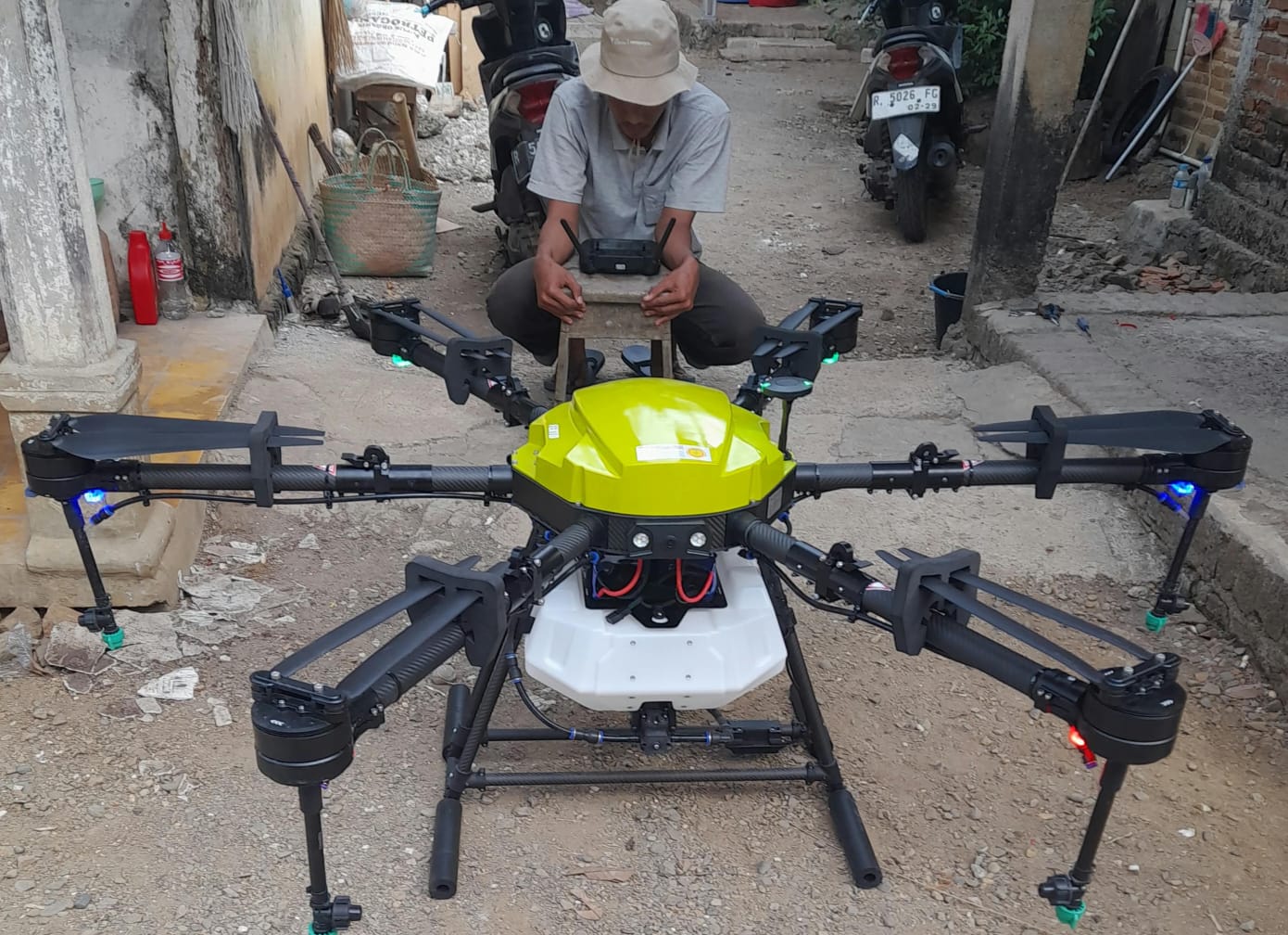 Drone Pertanian Siap Terbang di Sumpiuh, Operator Bersertifikat Banyumas Awali Penyemprotan Padi