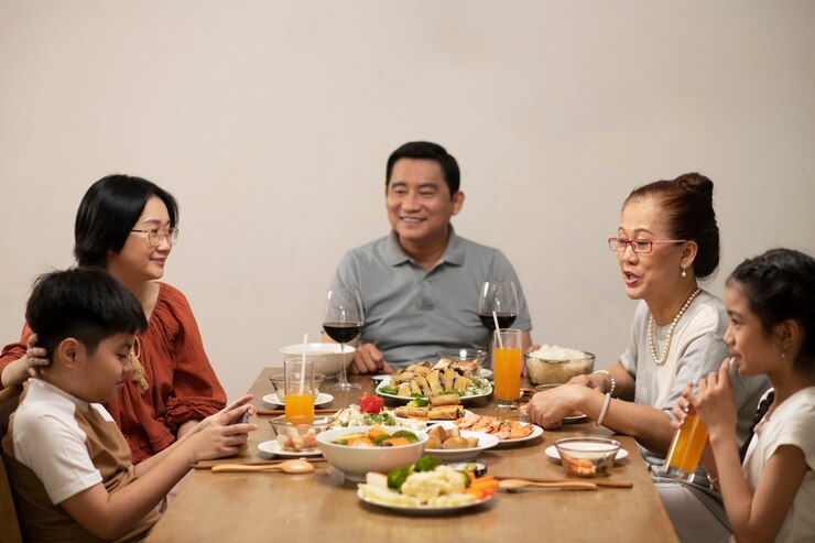 5 Alasan Mengapa Makan Bersama Keluarga Penting Bagi Perkembangan Anak