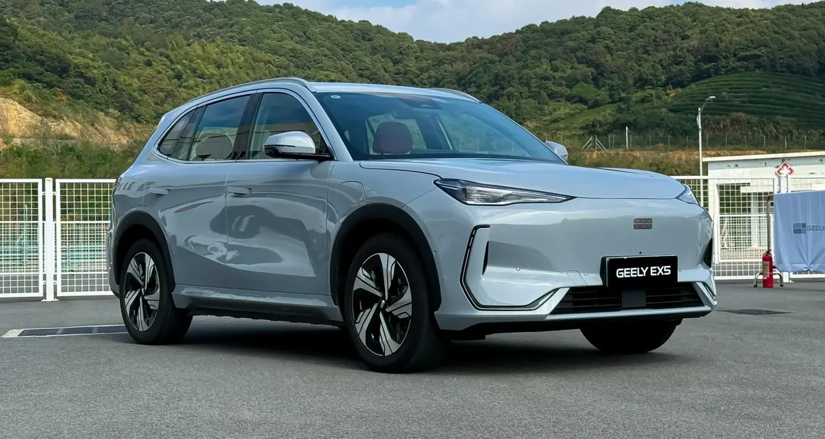 Mobil Geely Luncurkan Desain Unggulan di GIIAS 2025 Nanti! Yuk Intip Bedanya Mobil Geely EX5 Vs Wuling Almaz