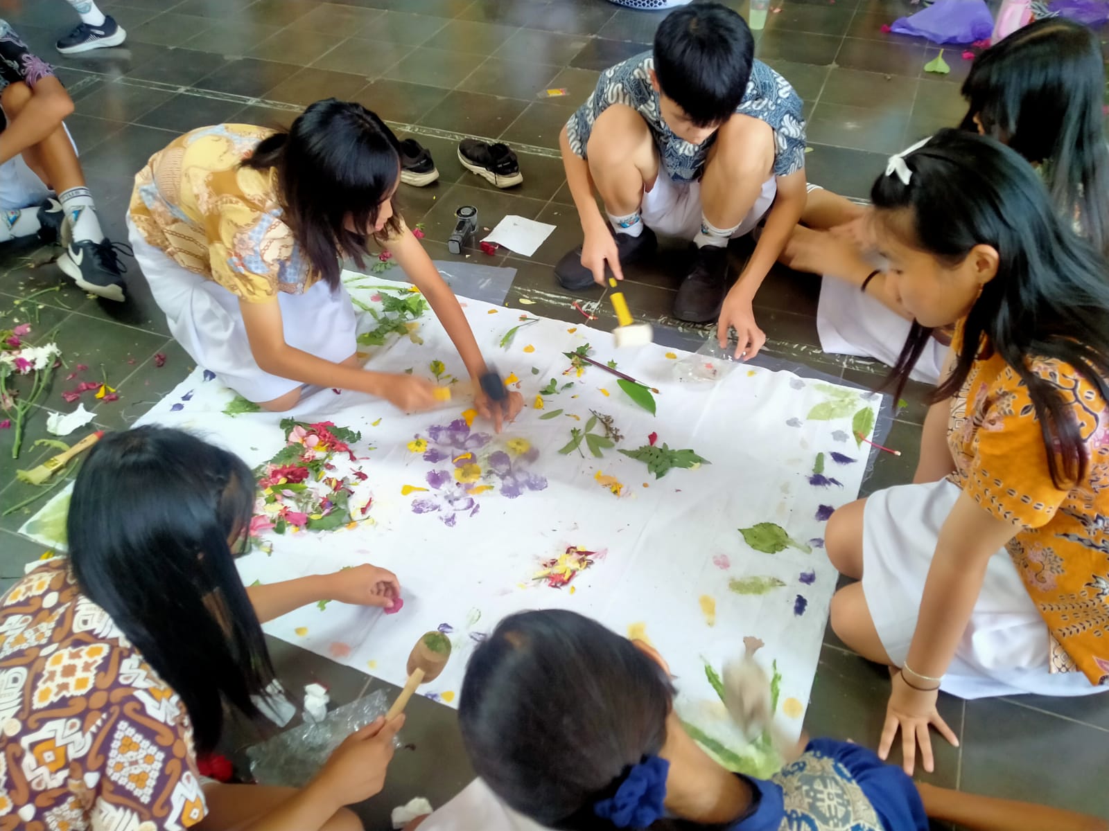 Daun dan Bunga di Sekitar Sekolah Disulap Jadi Motif Kain