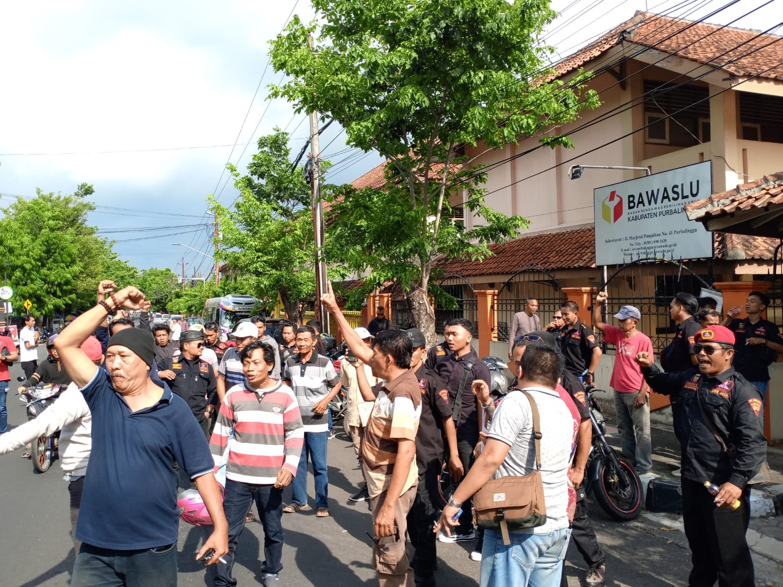 Kantor Bawaslu Purbalingga Digeruduk Ratusan Warga Bancar