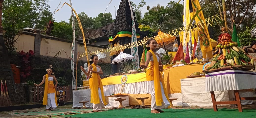 Ritual Upacara Sembahyang Umat Hindu di Klinting Somagede Banyumas, Sajikan Tari Gambyong untuk Hibur Leluhur