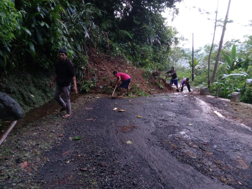 Ruas Jalan Utama Menuju Sadahayu Cilacap Tertutup Tanah Longsor
