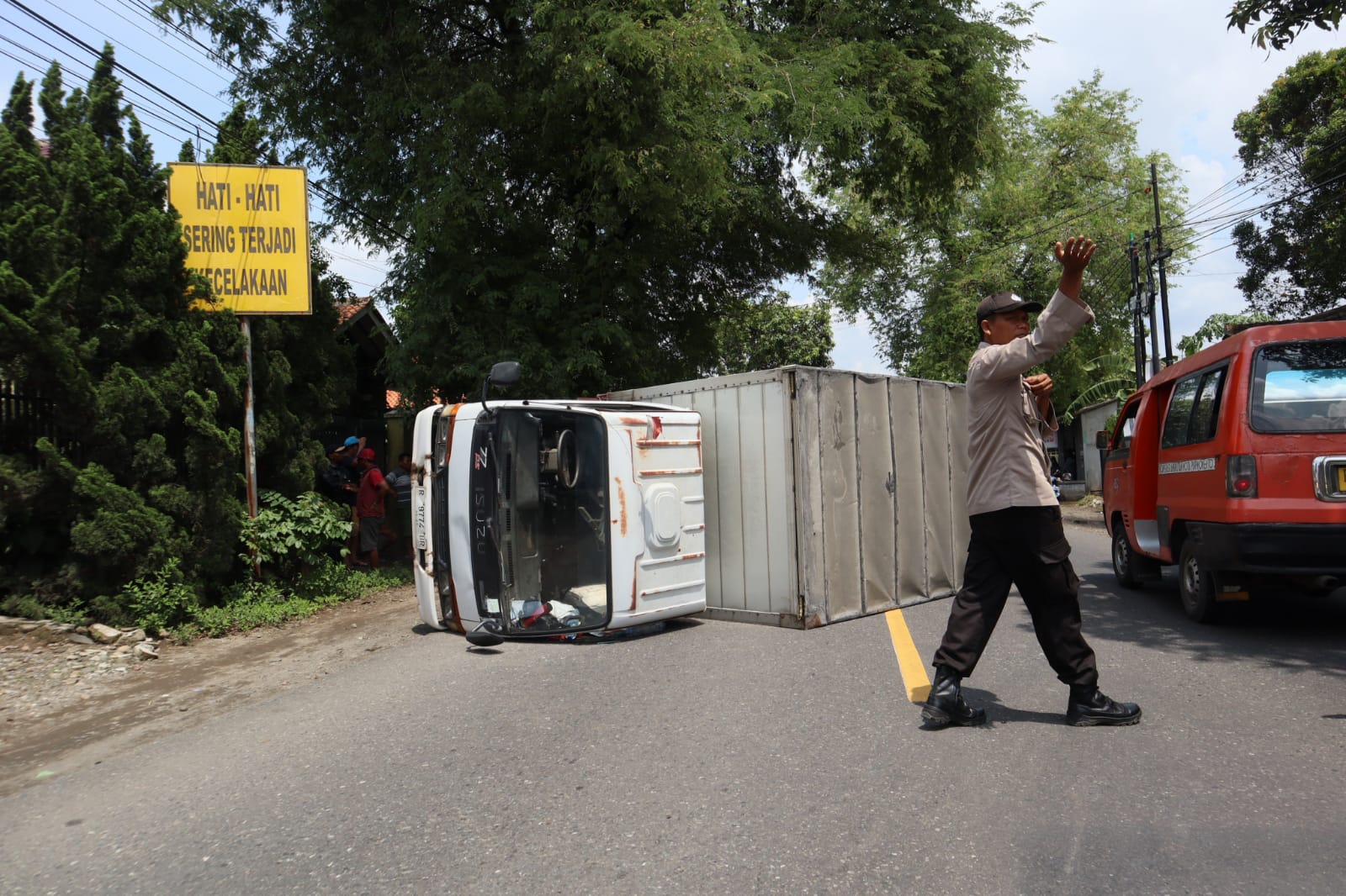 Ban Lepas Gara-Gara Velg Aus, Truk Pengangkut Snack Terguling di Jalan Raya Sidabowa Patikraja