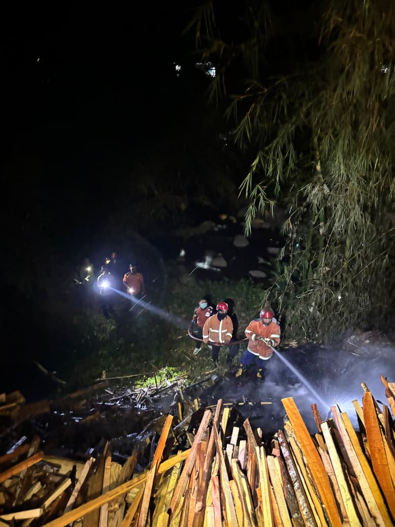 Puntung Rokok Bakar Serbuk Kayu di Kedungbanteng, Api Merambat ke Atap Pabrik