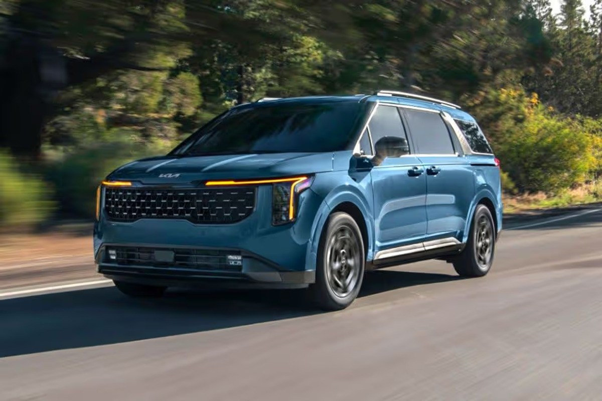 Simak Nih! Perbedaan Kia Carnival HEV 2025 dengan MPV Konvensional 