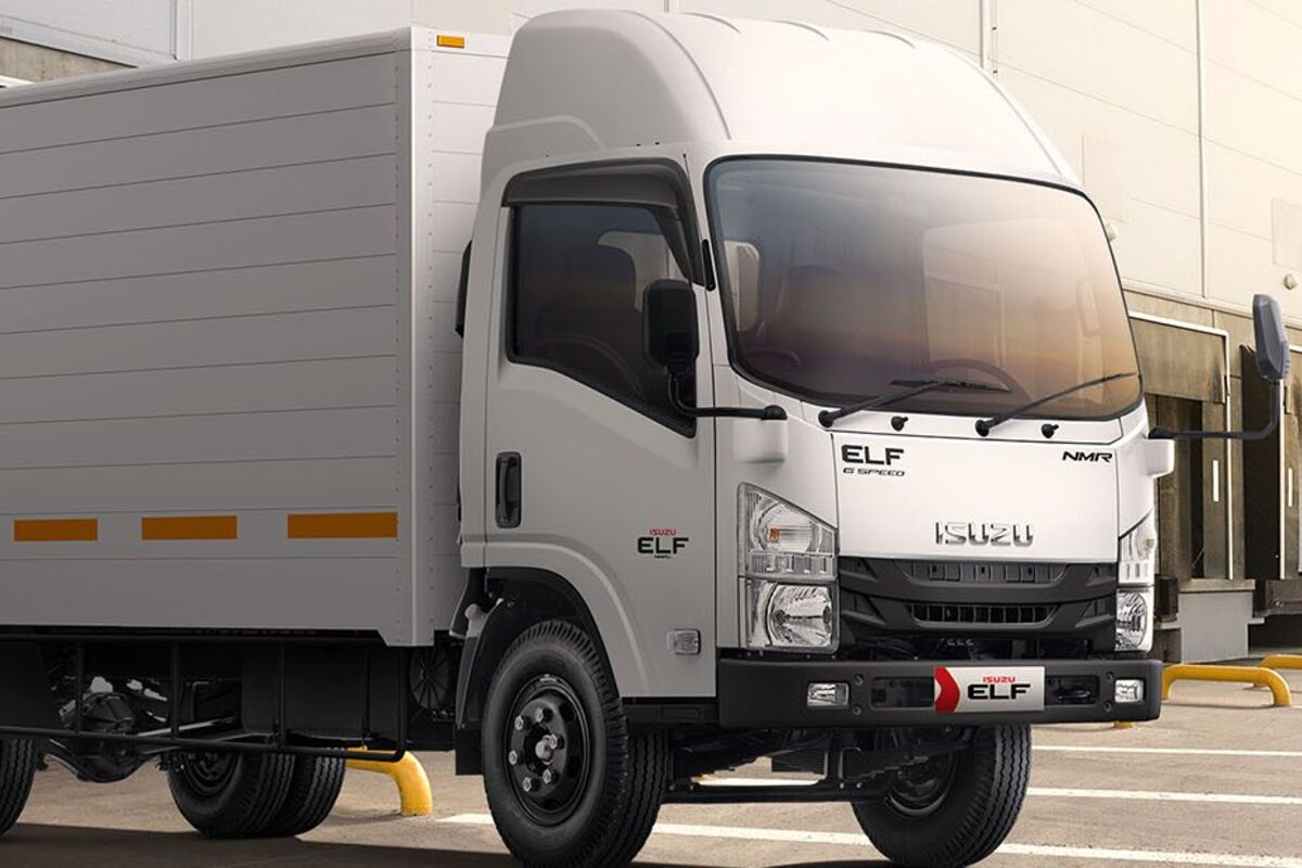 Isuzu ELF NMR, Mobil Niaga Serbaguna dengan Layar LED Inovatif di GIIAS 2025
