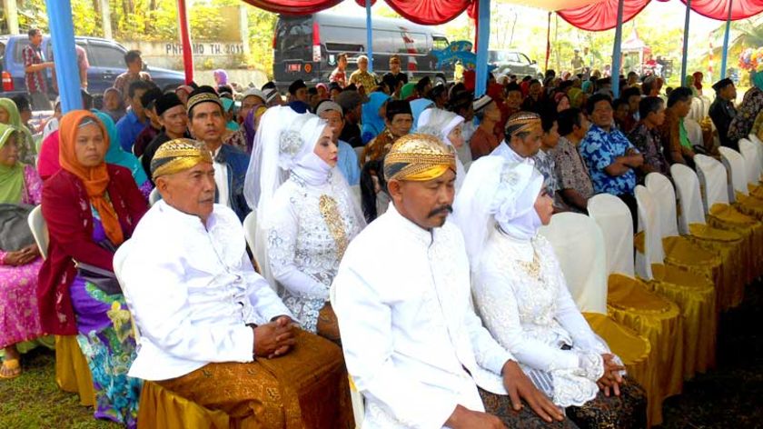 102 Pasangan Lanjut Usia di Purbalingga Ikuti Nikah Masal