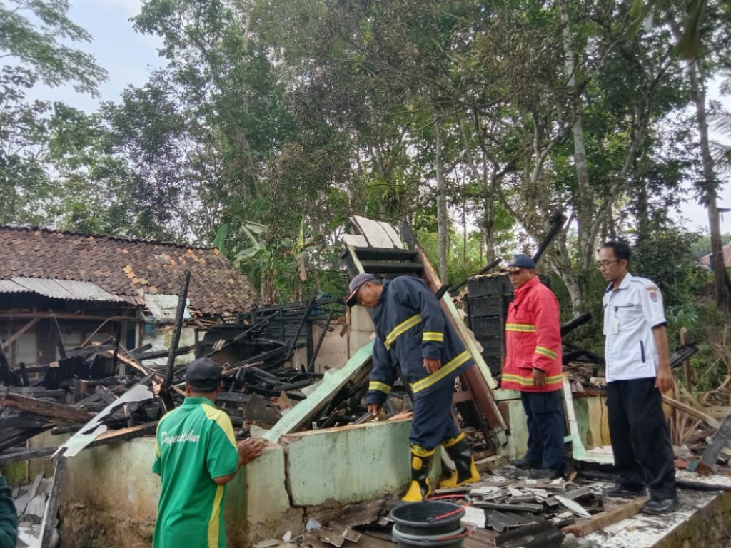 Diduga Korsleting, Rumah Beserta Isinya Ludes Terbakar di Cilacap