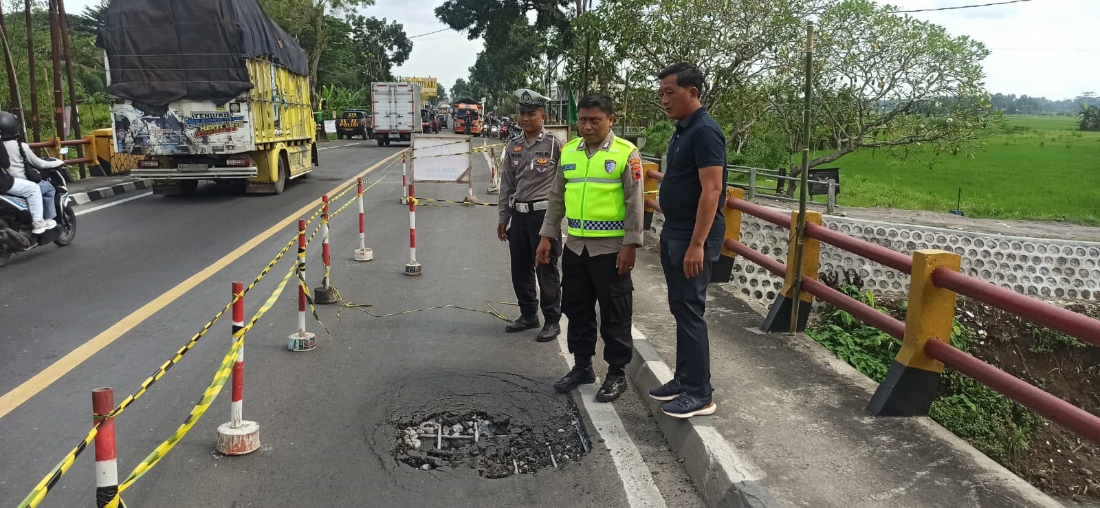 Diduga Beton Rapuh, Jembatan Kali Ketek Amblas