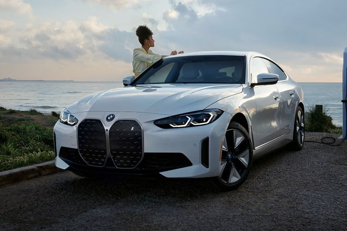 BMW i4 eDrive40: Sedan Listrik Premium dengan Fast Charging 27 Menit