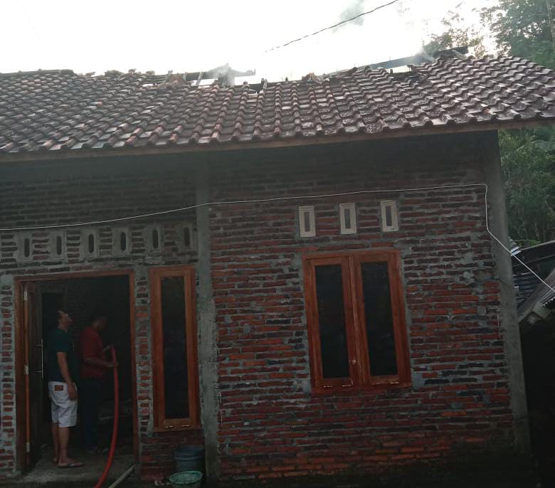 Korsleting Listrik, Sebuah Rumah di Selandaka Sumpiuh Terbakar 