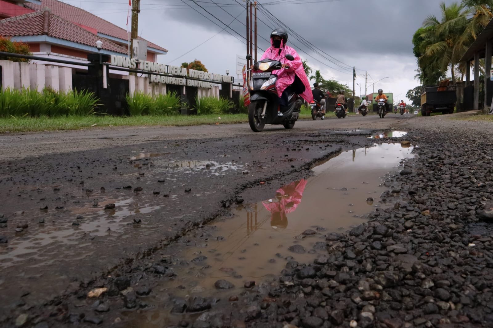 200 Meter Jalan Moh Besar Belum Ada Drainase