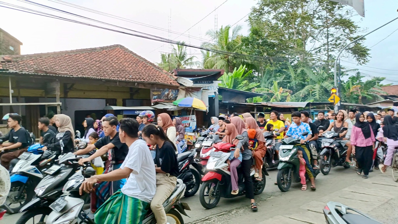 Macet Warnai Perburuan Takjil dan Ngabuburit di Pasar Sruni 