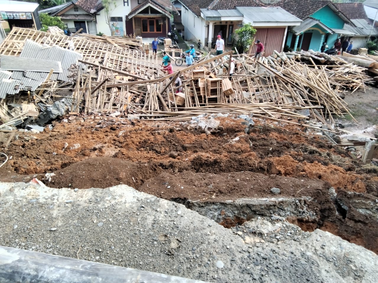 Talud Baru Ambrol di Argasoka, Gudang Pengolahan Kayu Tertimpa Longsoran