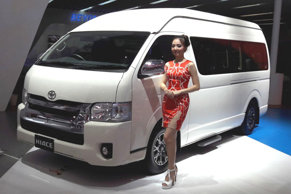 Toyota Hiace Luxury: Van Mewah Rasa Sultan, Kabin Luas dan Fitur Premium