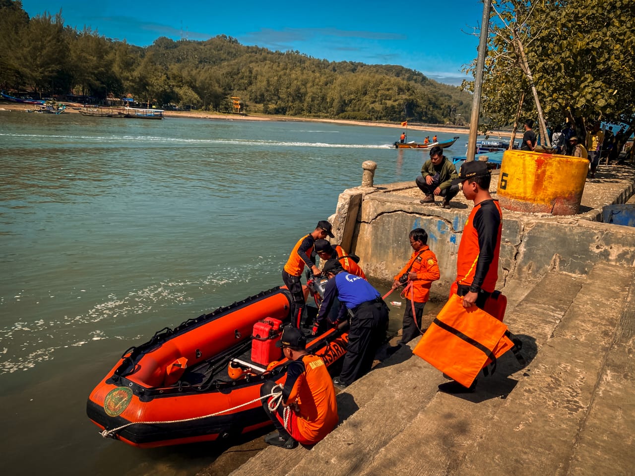 Perahu Nelayan di Jetis Terbalik karena Terhempas Ombak Besar, Satu Nelayan Hilang
