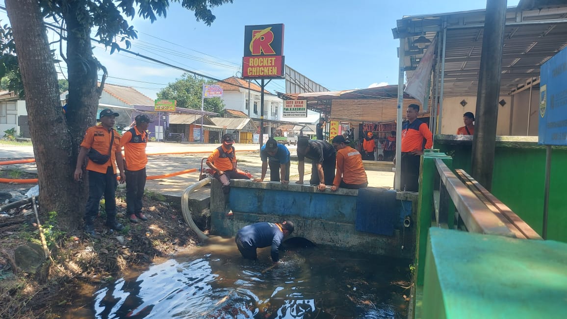 Tim Gabungan Bersihkan Drainase Ambal 