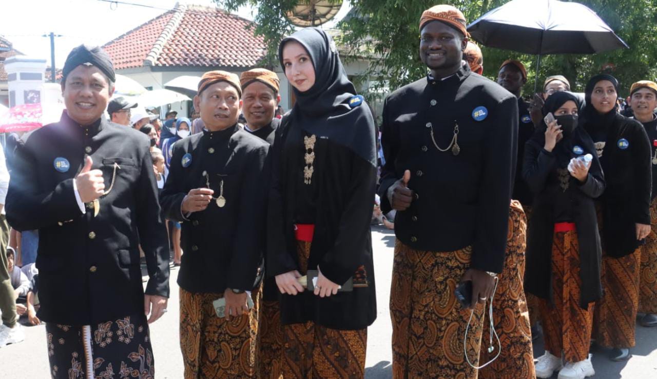 Rektor UMP, Ajak Mahasiswa Asing Kirab Budaya HUT Banyumas