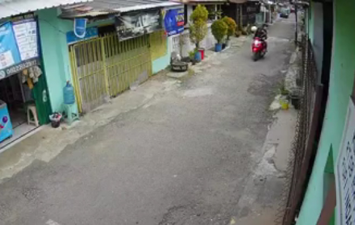 Terekam CCTV, 2 Lelaki Nekat Curi Helm di Komplek Perumahan Puri Indah Purwokerto Selatan 