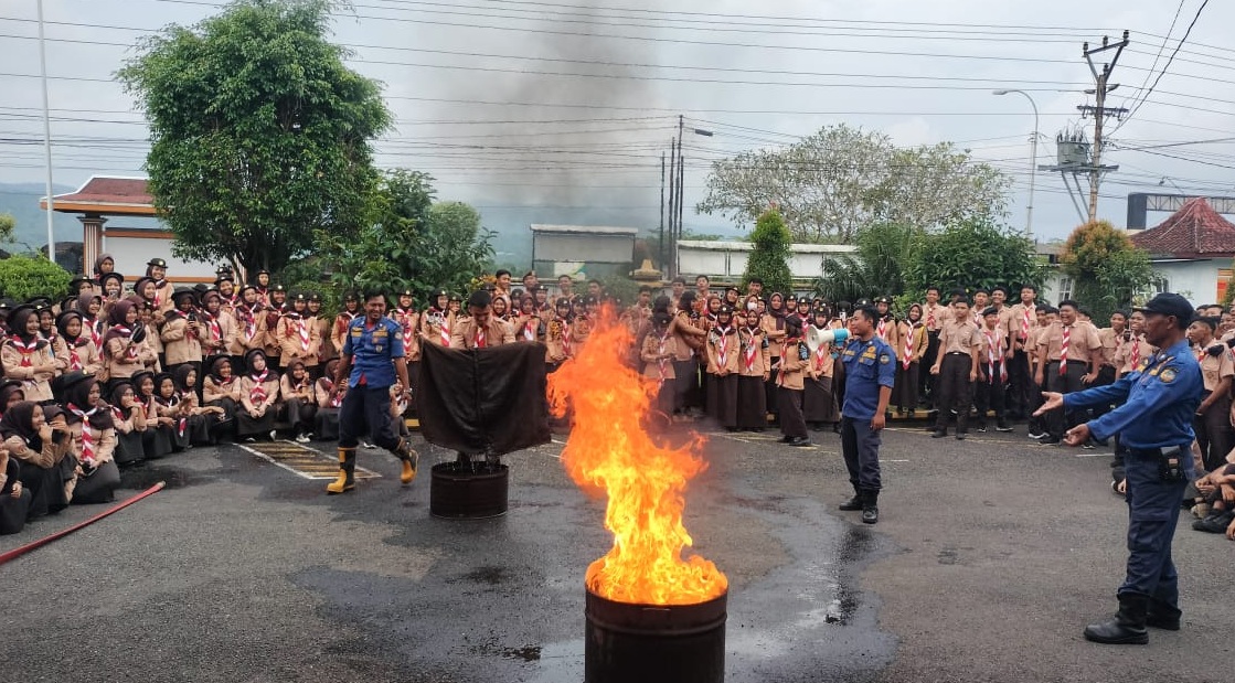 Ambalan Kamajaya Kamaratih Ajak Siswa Kelas Sepuluh Taklukkan Api