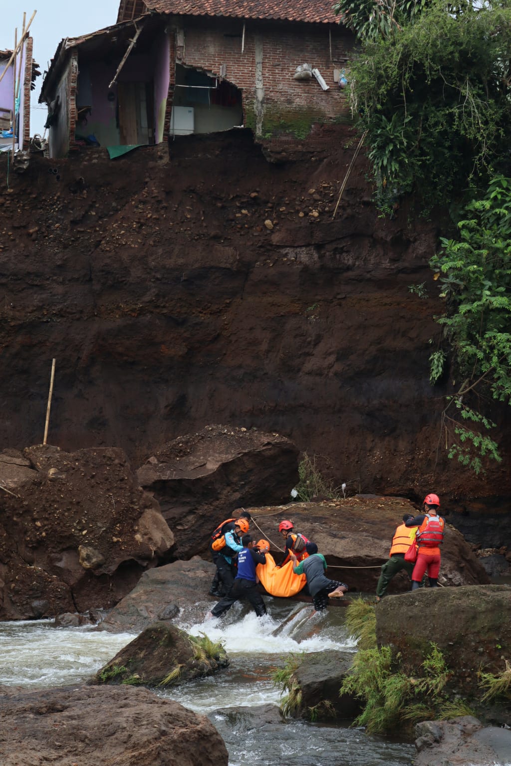 Longsor Tebing Sungai Pelus Purwokerto, Korban Ditemukan Di bawah Reruntuhan