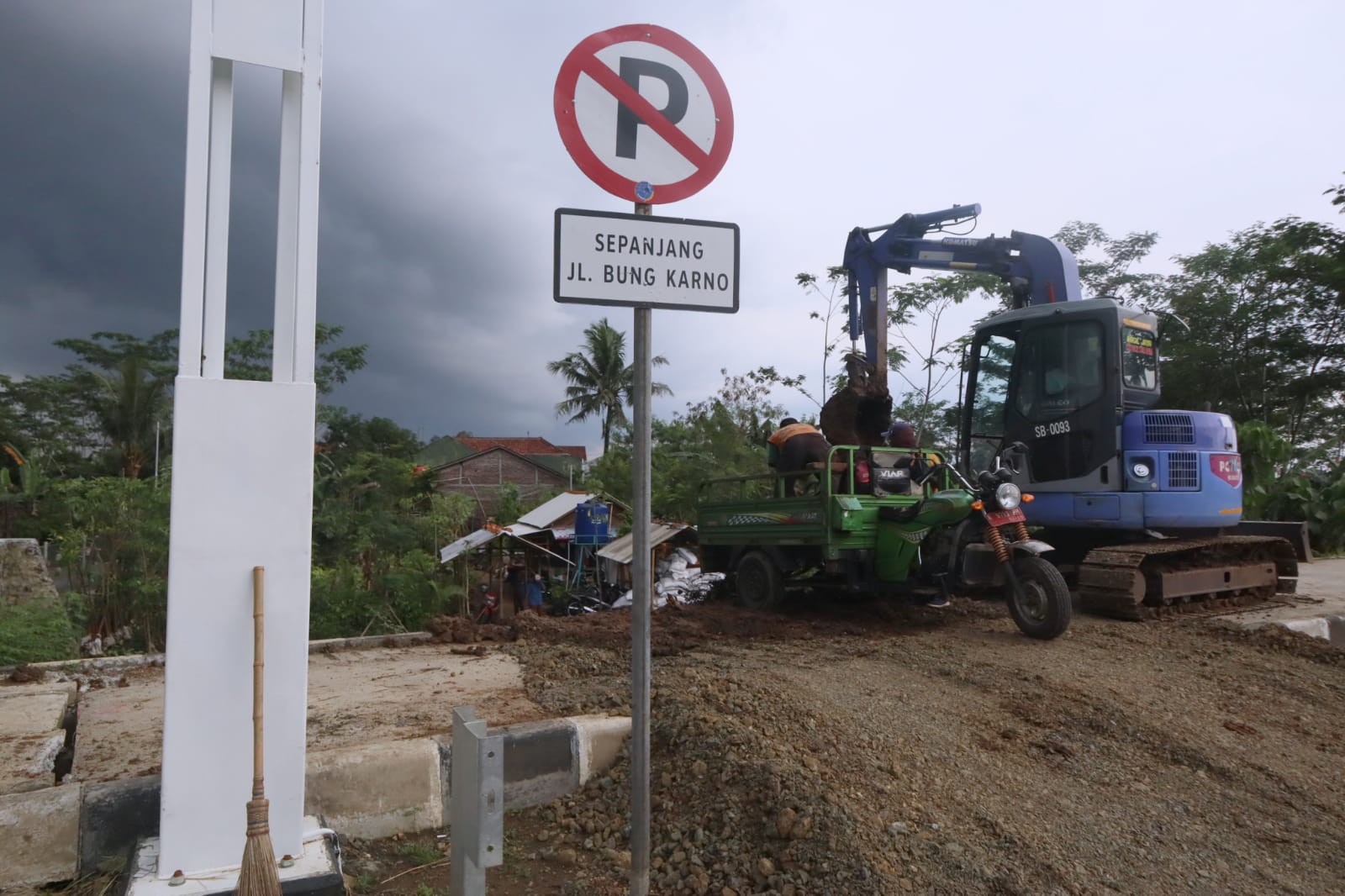 Urugan Tanah Kebun Bibit di Jalan Bung Karno Alokasi CSR dari Pihak Swasta