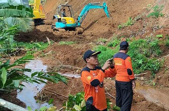 Dua Alat Berat Dikerahkan,  Penanganan Longsor di Banjarsari Wetan