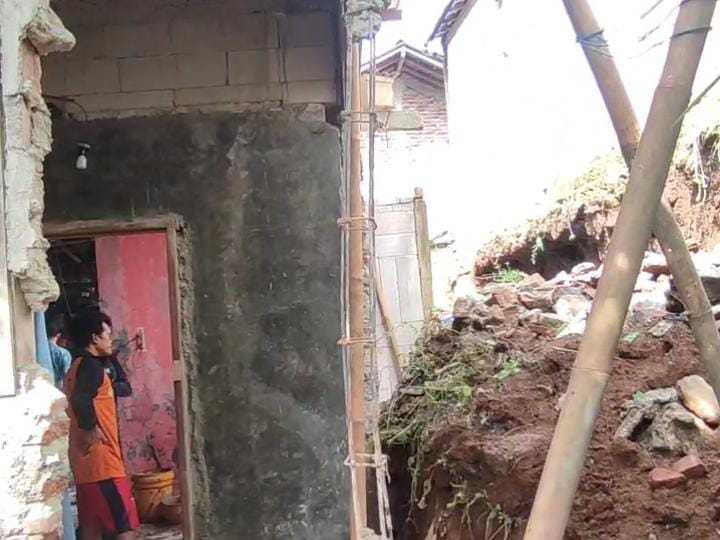 Hujan Deras, Tiga Rumah di Kecamatan Rembang Terdampak Bencana Longsor