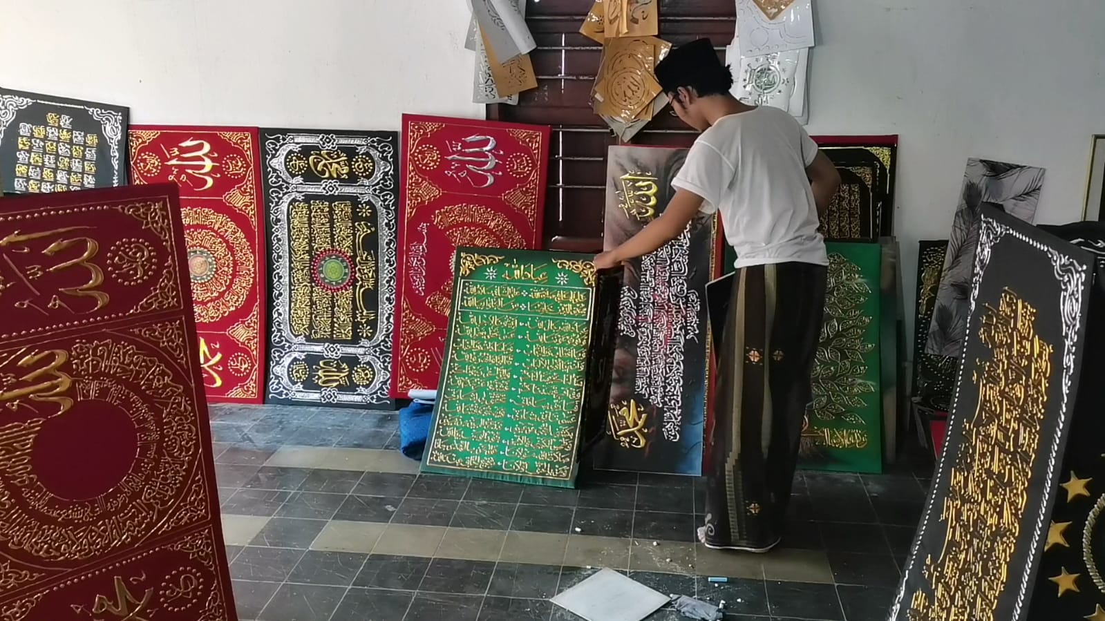 Pesanan Kerajinan Kaligrafi di Banjarnegara Melonjak 2 Kali Lipat di Bulan Ramadan 