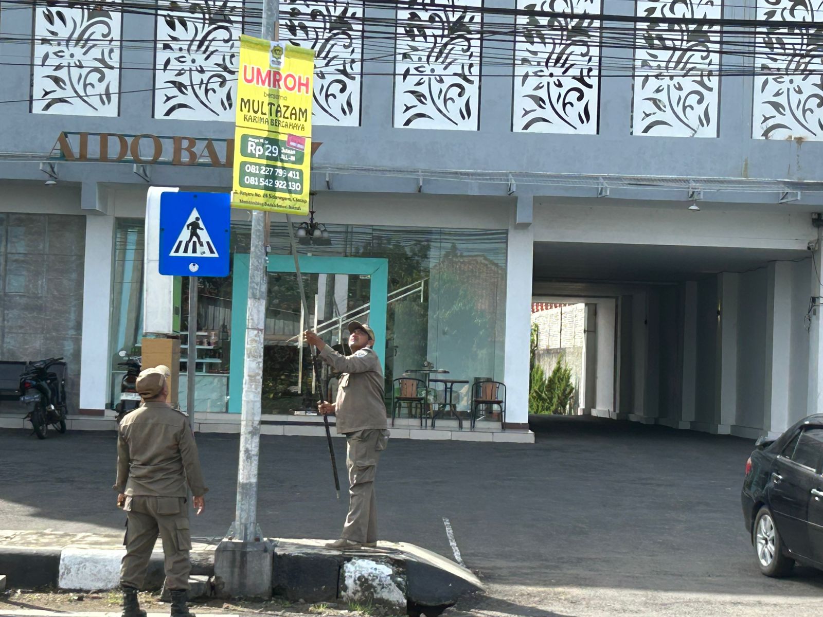 Langgar Aturan, Satpol PP Kabupaten Cilacap Copot Puluhan Spanduk